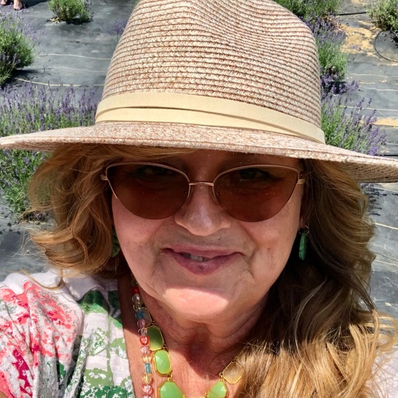 Meet your Posher, Teri - Picture 3 of 5